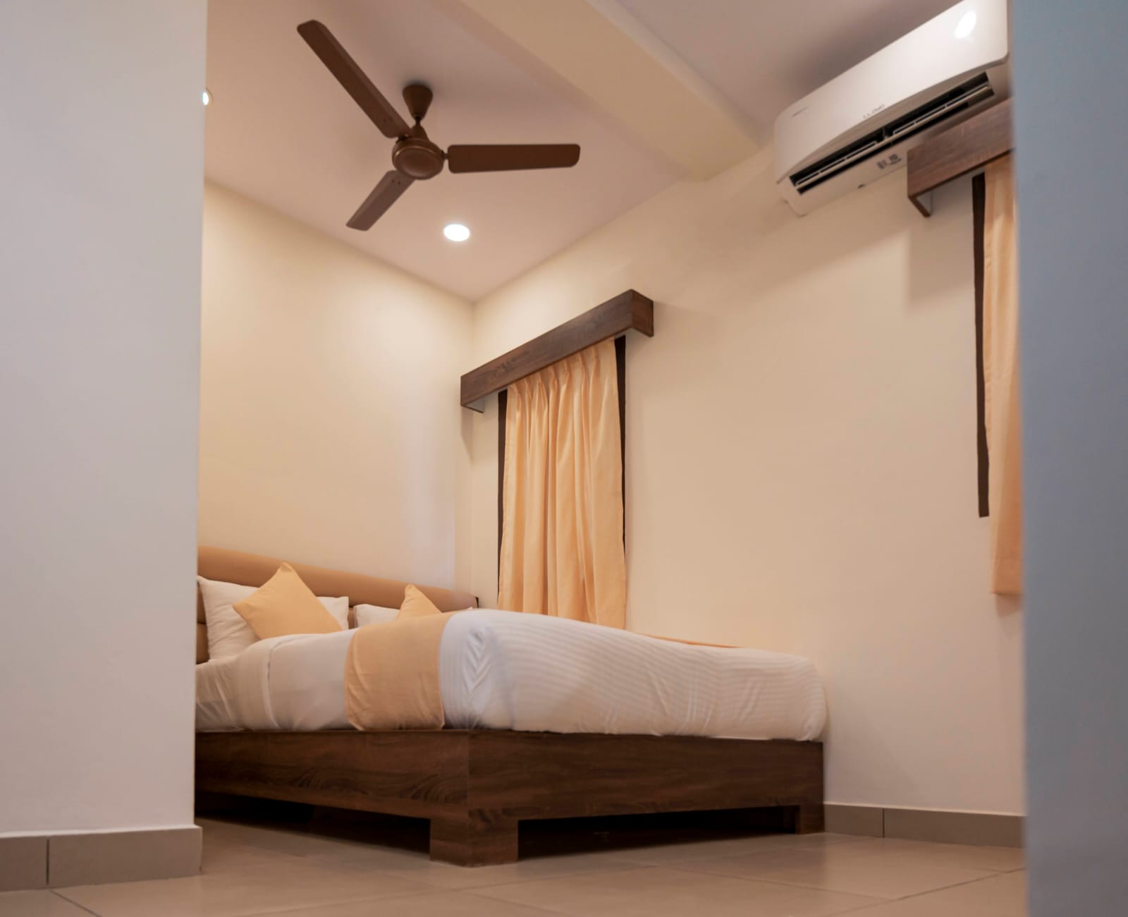 Standard Deluxe Room - Image 5