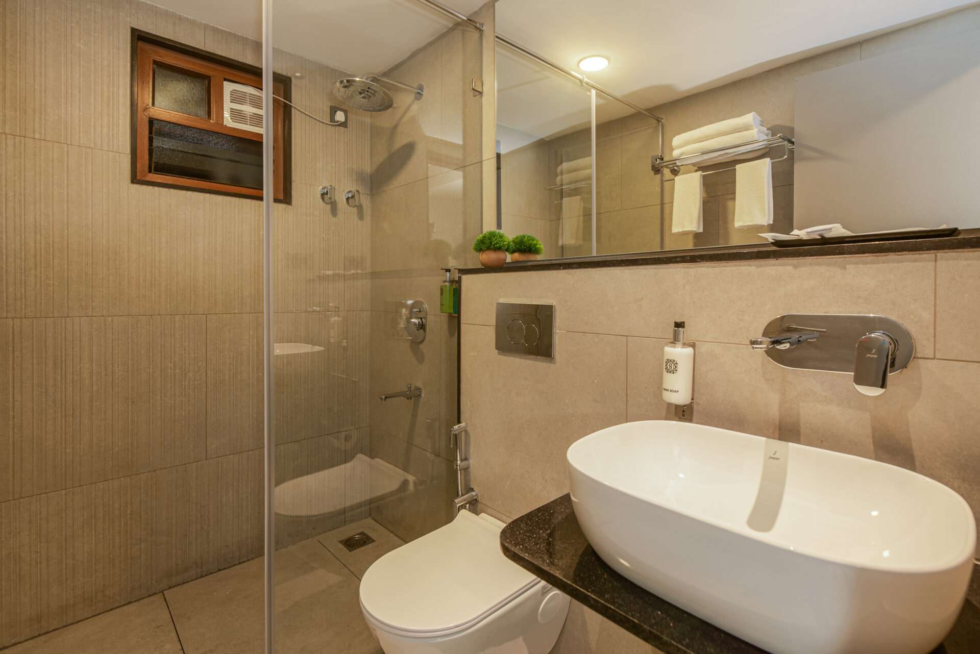 Premium Deluxe Triple Room With Forest View - Image 2