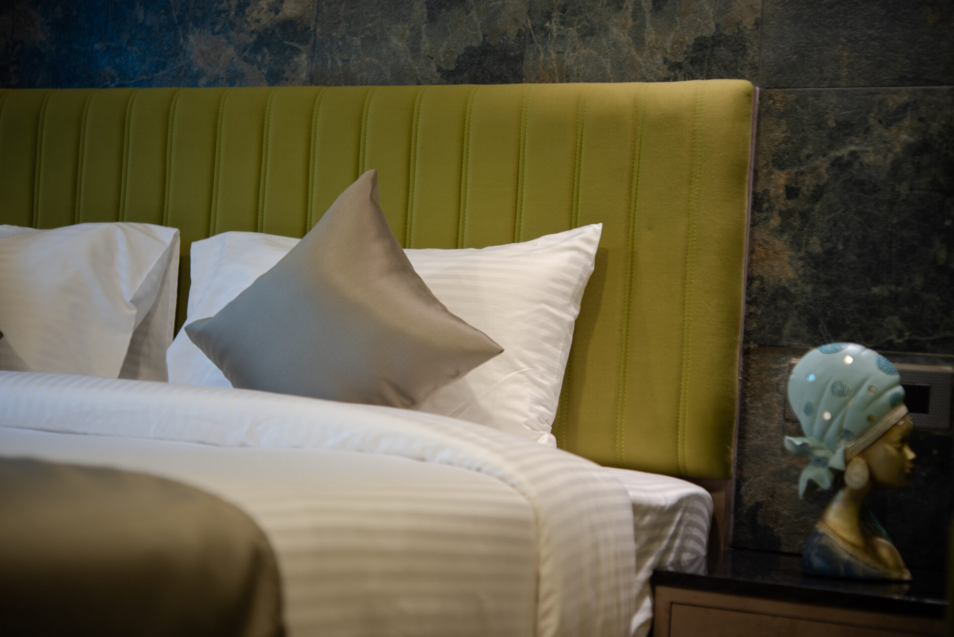 Premium Deluxe Triple Room With Forest View - Image 4